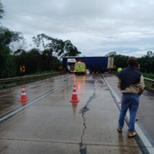 Carreta desgovernada causa interdição na BR 364