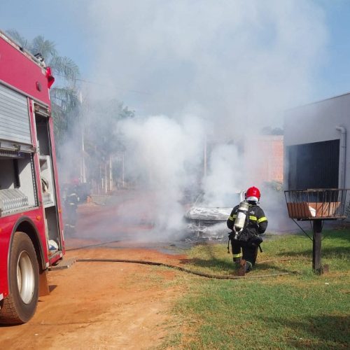 RONDONOPOLIS: Incêndio de causa desconhecida consome veículo em Rondonópolis; proprietário relatou pane no dia anterior