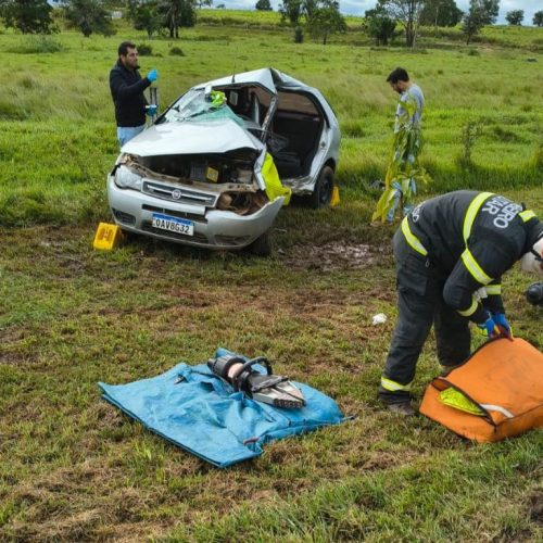 Bombeiros resgatam corpo de homem preso às ferragens de veículo após colisão