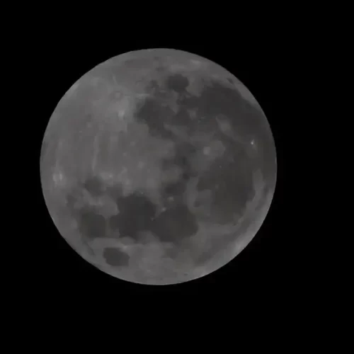 Eclipse total da Lua mais longo do ano ocorre neste domingo