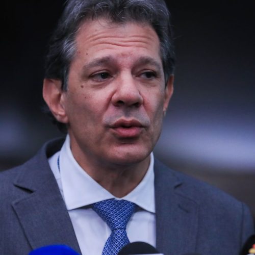Haddad busca canal direto com EUA para rastrear peças de fuzis