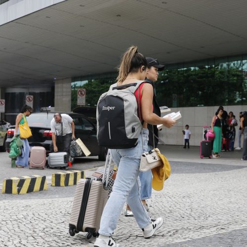 Paes anuncia reunião com ministro para discutir situação de aeroportos