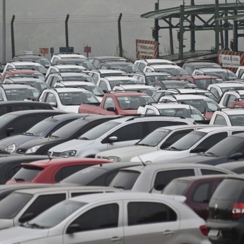 Montadoras tentam influenciar governo em disputa por mercado no Brasil