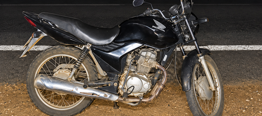 Itanhangá: PM encontra moto roubada em 2015; moto estava licenciada em Sorriso e foi encontrada às margens da MT-242