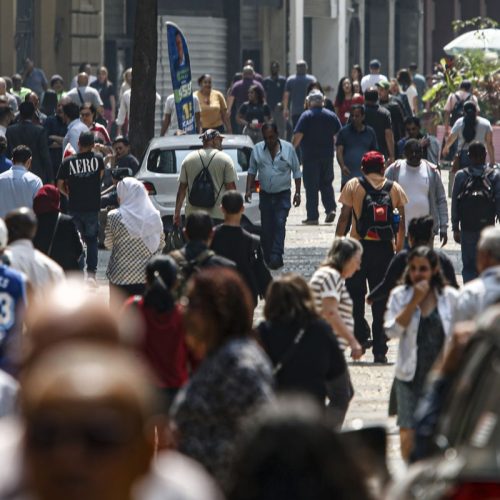 Mais de 8,6 milhões deixam pobreza; Brasil tem melhor nível desde 2012