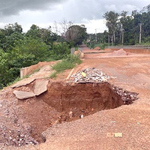 Interdição parcial: Desmoronamento na ponte da Avenida Bandeirantes preocupa após chuvas