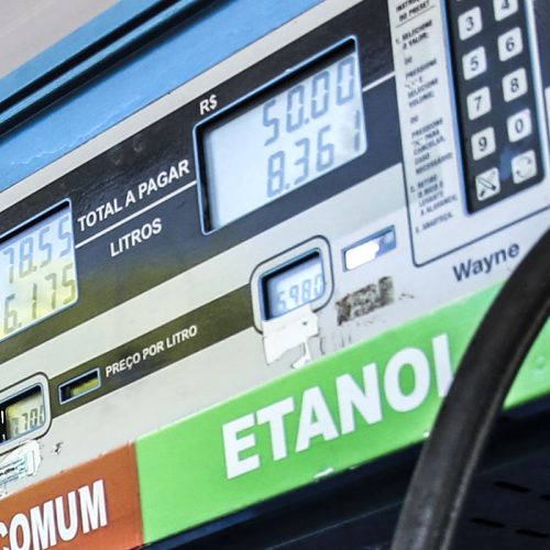 Petrobras reduz preço da gasolina em 4,9% a partir de terça-feira
