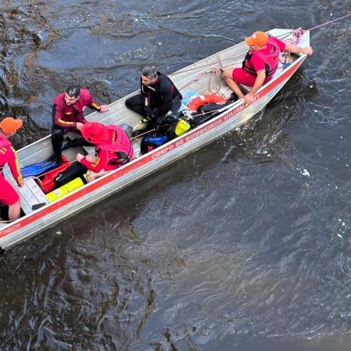 Bombeiros localizam corpo de motorista após queda de veículo no Rio das Mortes