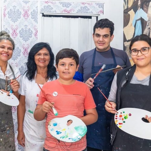 professora Cácia Martins celebra inclusão e talento em exposição