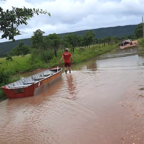 Bombeiros de Mutum retiram de áreas alagadas por cheia de rio no Médio Norte mais de 30 famílias