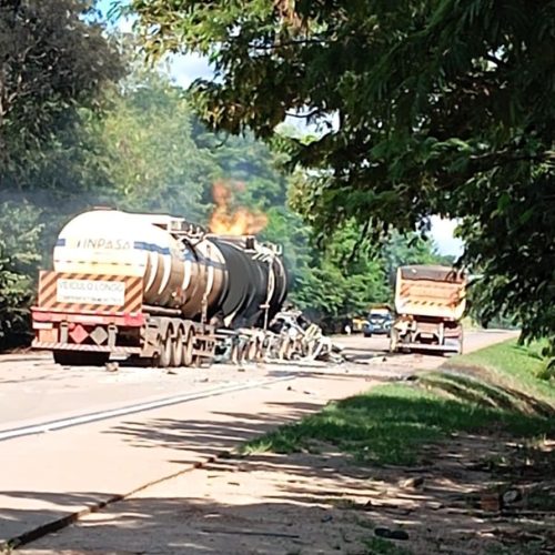 Corpo de Bombeiros combate incêndio em carreta carregada de etanol