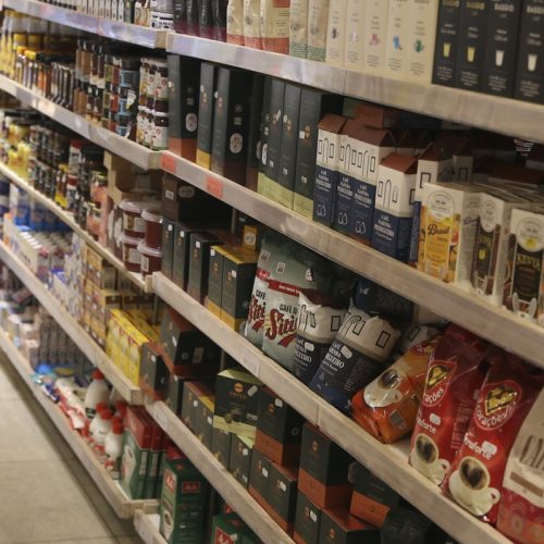 Comércio tem queda de 0,4% em abril, depois de três altas