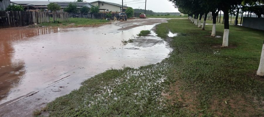 CLIMA E TEMPO: Após uma manhã de muito sol e calor a chuva voltou a castigar produtores rurais de ItanhangÁ-MT